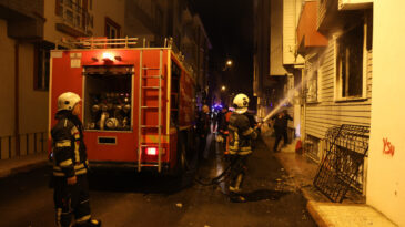 Beş Katlı Binada Yangın Paniği: İki Yaralı