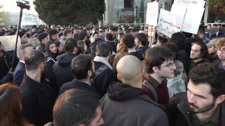 Beyazıt'ta Eylem Yapan Gen&ccedil;ler İ&ccedil;in Polis Ablukası: 26 Kişi G&ouml;zaltına Alındı