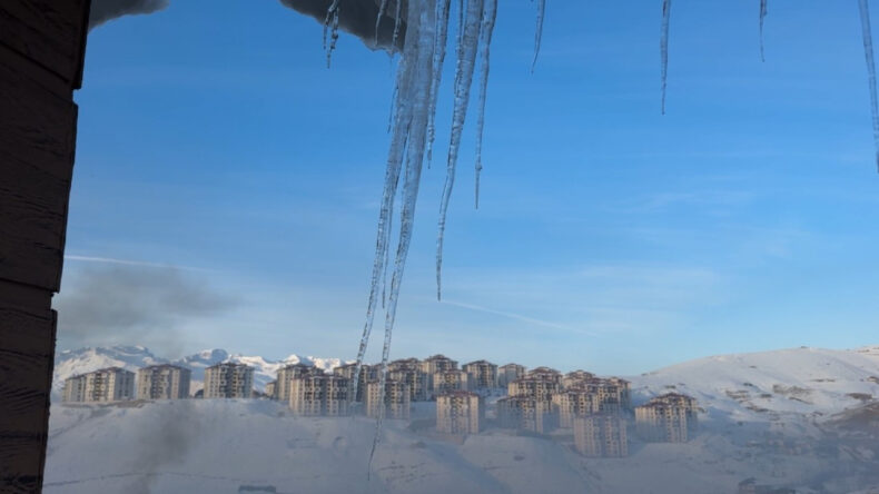 Bı&ccedil;ak Gibi Sarkıyorlar: Boyu &Uuml;&ccedil; Metreyi Buldu