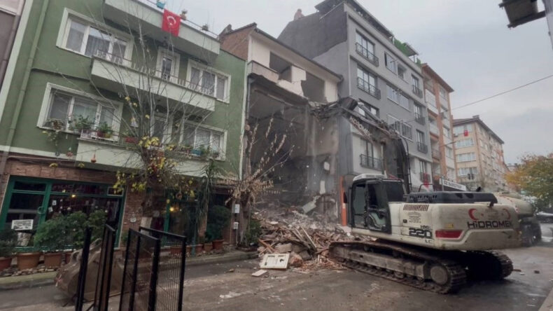 Binayı Alttan Yıkarak &Uuml;st Katları Asılı Bıraktılar