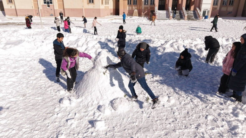 Bir&ccedil;ok Kentte Yılın Son G&uuml;n&uuml; Okullar Tatil Edildi