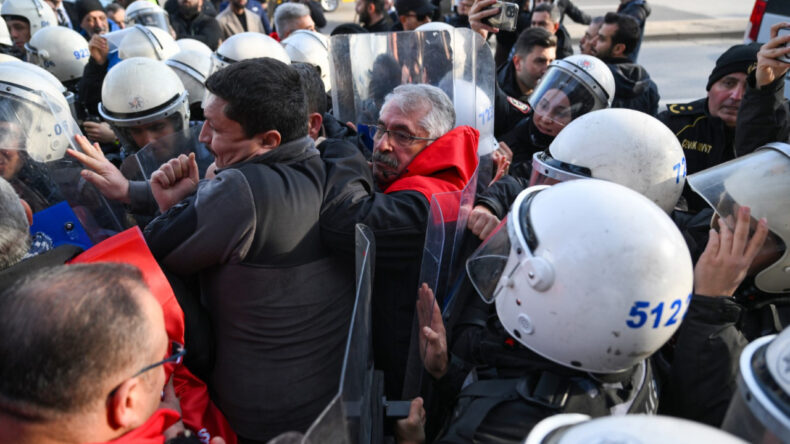 Birleşik Kamu İş&rsquo;in TBMM &Ouml;n&uuml;nde Ger&ccedil;ekleştirdiği Eyleme Polis M&uuml;dahalesi