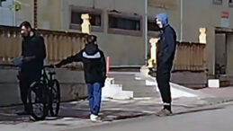 Bisikletli &Ccedil;ocuğa Saldırı Anları Kameralara Yansıdı