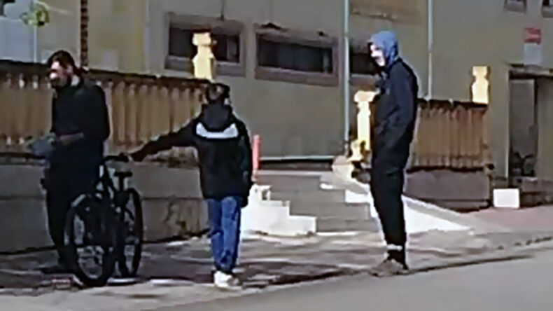 Bisikletli &Ccedil;ocuğa Saldırı Anları Kameralara Yansıdı