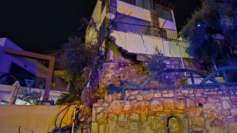 Bodrum&rsquo;da Sağanak Yağış ve Dolu: Duvar &Ccedil;&ouml;kt&uuml;, Yollar G&ouml;lle Doldu