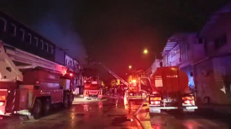 Bursa'da Dehşet Veren Yangın: Yanındaki İş Yerine Sı&ccedil;radı