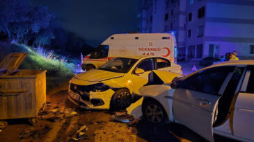 Bursa'da İki Ara&ccedil; Kafa Kafaya &Ccedil;arpıştı