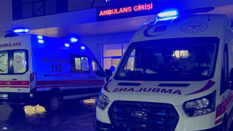 B&uuml;t&uuml;n Mahalle Birbirine Girdi: Taş, Şişe ve Sopalar Havada U&ccedil;uştu