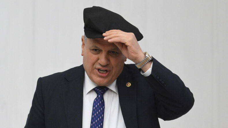 B&uuml;y&uuml;k tepki: K&uuml;rs&uuml;ye &ccedil;ıkardı, AKP sıralarına d&ouml;n&uuml;p yere fırlattı