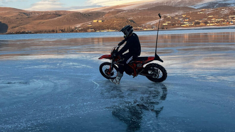 Buz Tutmuş G&ouml;l &Uuml;zerinde Akıl Almaz G&ouml;steri
