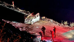 Buzlanan Yolda Hafif Ticari Ara&ccedil; Şarampole Yuvarlandı: 1&rsquo;i Ağır 2 Yaralı