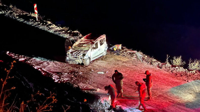 Buzlanan Yolda Hafif Ticari Ara&ccedil; Şarampole Yuvarlandı: 1&rsquo;i Ağır 2 Yaralı