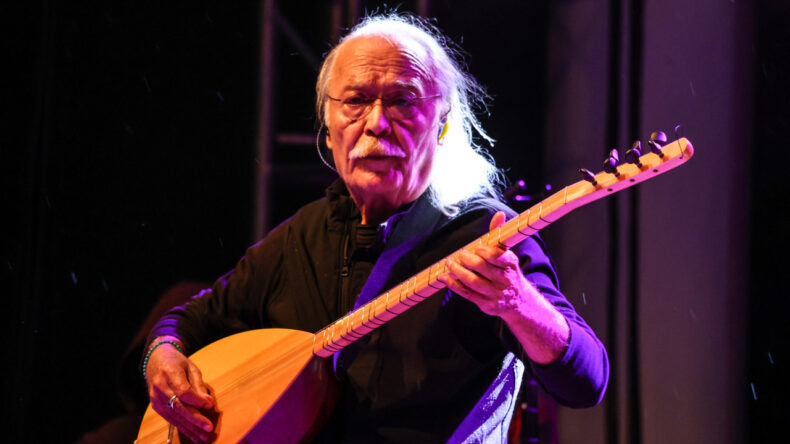 Cahit Berkay trafik kazası ge&ccedil;irdi! Aracı restorana girdi