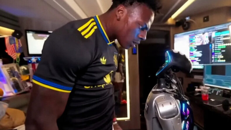 Canlı Yayında Robotu 'Darp Eden' Ünlü YouTuber'a Dava Açıldı