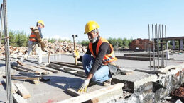 &Ccedil;alışırken ayakta &ouml;leceğiz