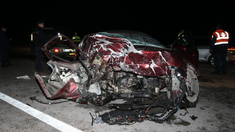 &Ccedil;anakkale'de Feci Kaza: 5 Kişi Hayatını Kaybetti, 1 Yaralı