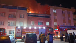 &Ccedil;atı Yangını Mahalleyi Sokağa D&ouml;kerek Endişe Yarattı