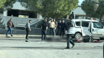 &Ccedil;eşme&rsquo;de Feci Kaza: 2 Kişi Hayatını Kaybetti