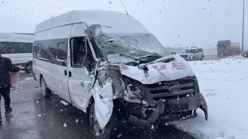 İş&ccedil;i Servisi TIR ile &Ccedil;arpıştı: 11 Yaralı