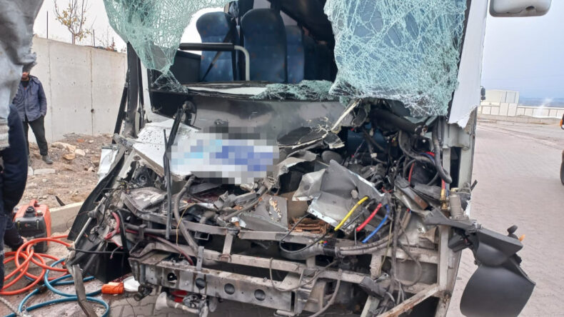 İş&ccedil;i Servisi TIR'a &Ccedil;arptı: Yaralı Sayısı A&ccedil;ıklandı