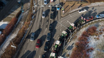 &Ccedil;ift&ccedil;iler Sokağa D&ouml;k&uuml;ld&uuml;: Anlaşmayı Protesto Ettiler