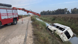İş&ccedil;ileri taşıyan servis kanala d&uuml;şt&uuml;: 18 yaralı