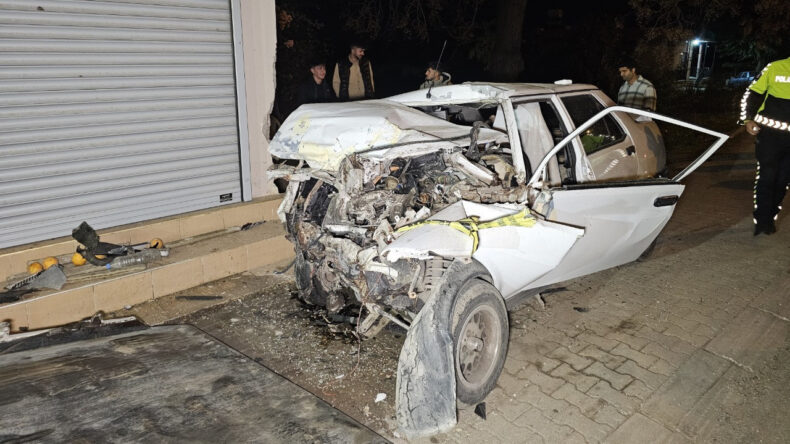 &Ccedil;ocuk S&uuml;r&uuml;c&uuml;n&uuml;n Kullandığı Ara&ccedil;, Kamyonete &Ccedil;arparak Evin Duvarına Vurdu