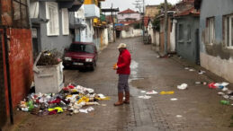 &Ccedil;&ouml;p Konteynerleri Su Kanalına Atıldı