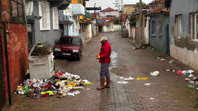 &Ccedil;&ouml;p Konteynerleri Su Kanalına Atıldı