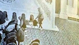 Cemaatle Namaz Kılarken &Ccedil;antalar Hızla &Ccedil;alındı