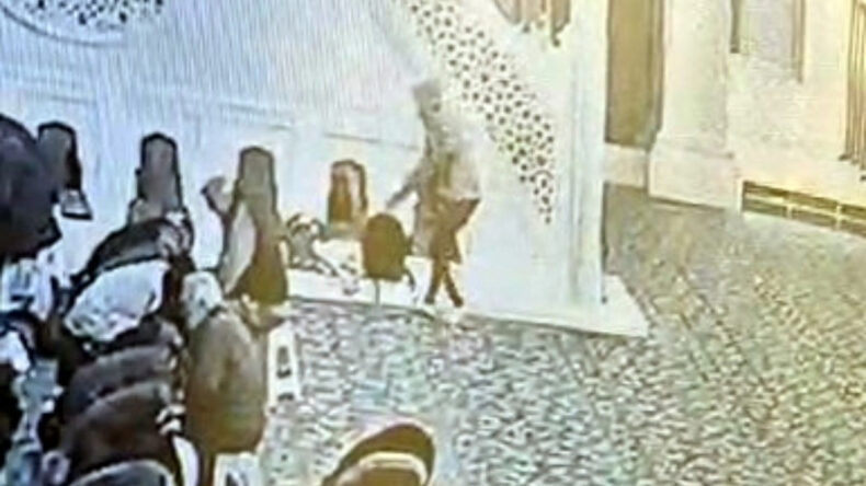 Cemaatle Namaz Kılarken &Ccedil;antalar Hızla &Ccedil;alındı