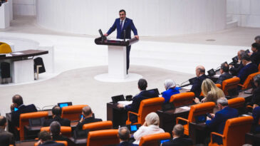 CHP Tepki G&ouml;sterdi, Cumhurbaşkanı Yardımcısı Elini Y&uuml;kseltti: 97 Bin TL Yapın