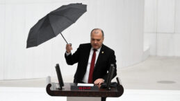 CHP'li Ayg&uuml;n, İklim Krizine Dikkat &Ccedil;ekmek İ&ccedil;in K&uuml;rs&uuml;de Şemsiye İle Konuştu