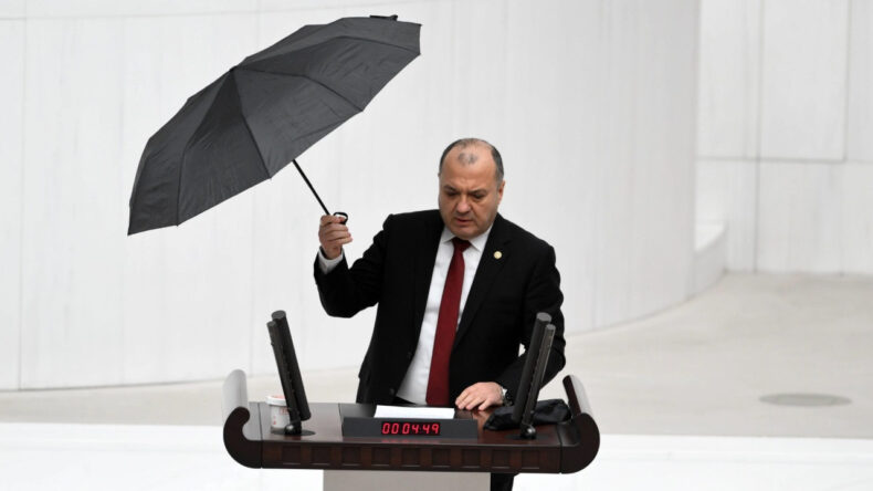 CHP'li Aygün, İklim Krizine Dikkat Çekmek İçin Kürsüde Şemsiye İle Konuştu