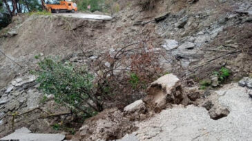 Cide-İnebolu Yolunda Heyelan: Ulaşım Engellendi