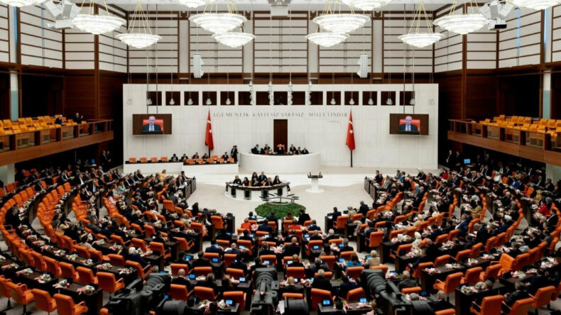 DEM Parti raporunu TBMM Başkanlığına sundu