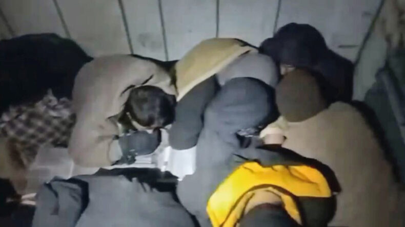 Demirlerin Arasında Ka&ccedil;ak G&ouml;&ccedil;menler Yakalandı