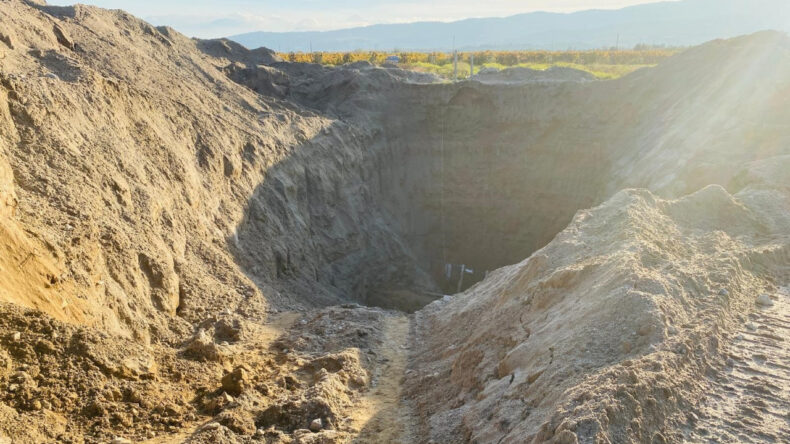 Devasa &Ccedil;ukurda Tarihi Eser Arayışı