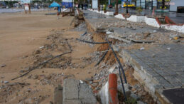 Didim'de Sahil Yolundaki &Ccedil;&ouml;kmenin Onarılmamasına Vatandaşlardan Tepki