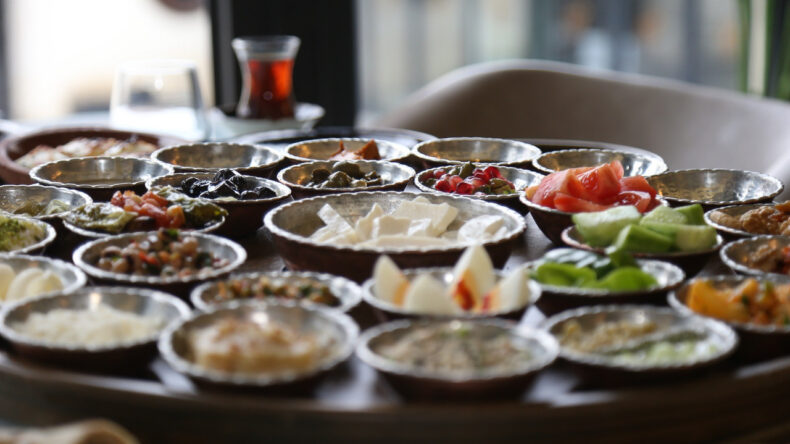 Diyetisyenler a&ccedil;ıkladı: Bu saatte kahvaltı yapın