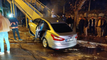 Duramayıp &uuml;st ge&ccedil;ide daldı: 4 yaralı