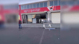 D&uuml;kkanın Kapısından İ&ccedil;eri Guzel Daldı