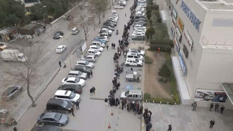 Eksi 1 Derecede İndirim Kuyruğu: 9 Saat Bekleyiş