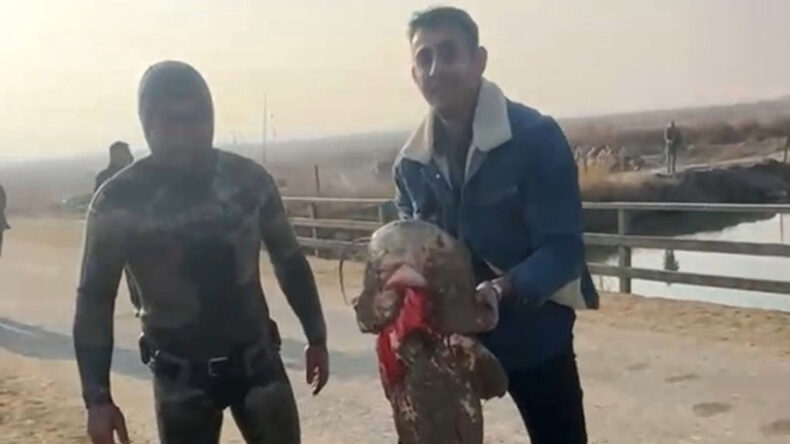 Elleriyle Balık Yakalayan Amat&ouml;r Balık&ccedil;ı