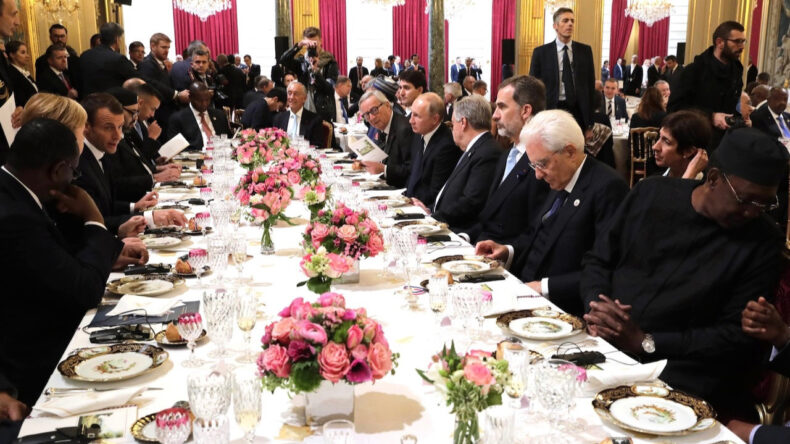 Elysee Sarayı'ndan &Ccedil;atal-Bı&ccedil;ak Seti &Ccedil;alındı