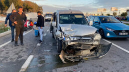 Emniyet Şeridindeki Arızalı Ara&ccedil; Kazaya Neden Oldu: 2 Yaralı