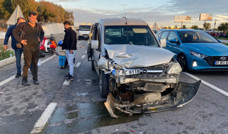 Emniyet Şeridindeki Arızalı Ara&ccedil; Kazaya Neden Oldu: 2 Yaralı
