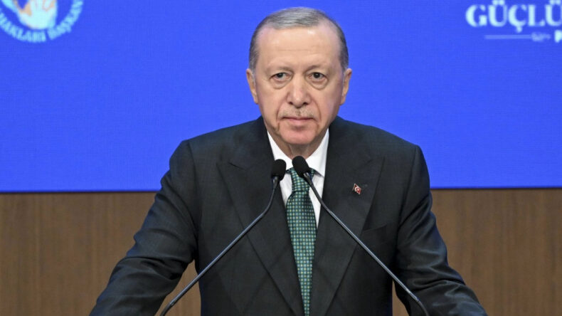 Erdoğan'dan &Ouml;zel'e 'dede' tepkisi: K&ouml;şeye sıkışınca sa&ccedil;malıyor
