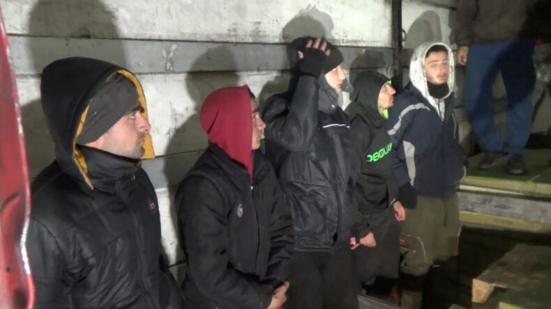 Erzurum'da Bir TIR'da 23 G&ouml;&ccedil;men Yakalandı