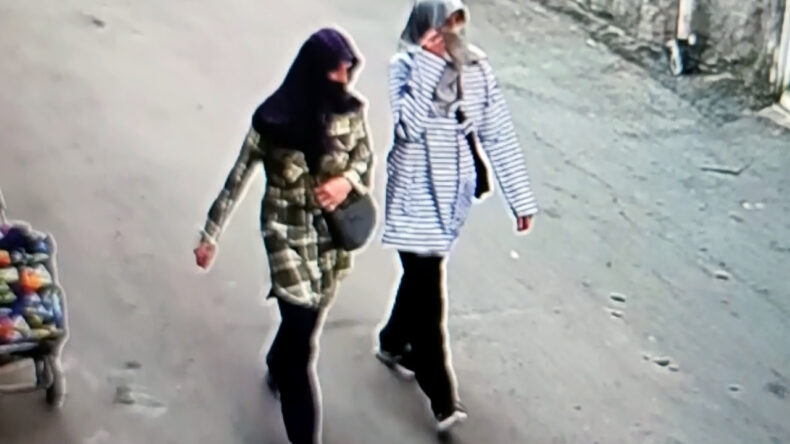 Eşarp Detayı Ele Verdi: Y&uuml;zlerini Gizleyen Anne-Kız Evlerden Altın &Ccedil;aldı